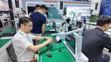 上海大風集團亮相第五屆四川教育博覽會，董事長劉建華展示教學設備創新成果